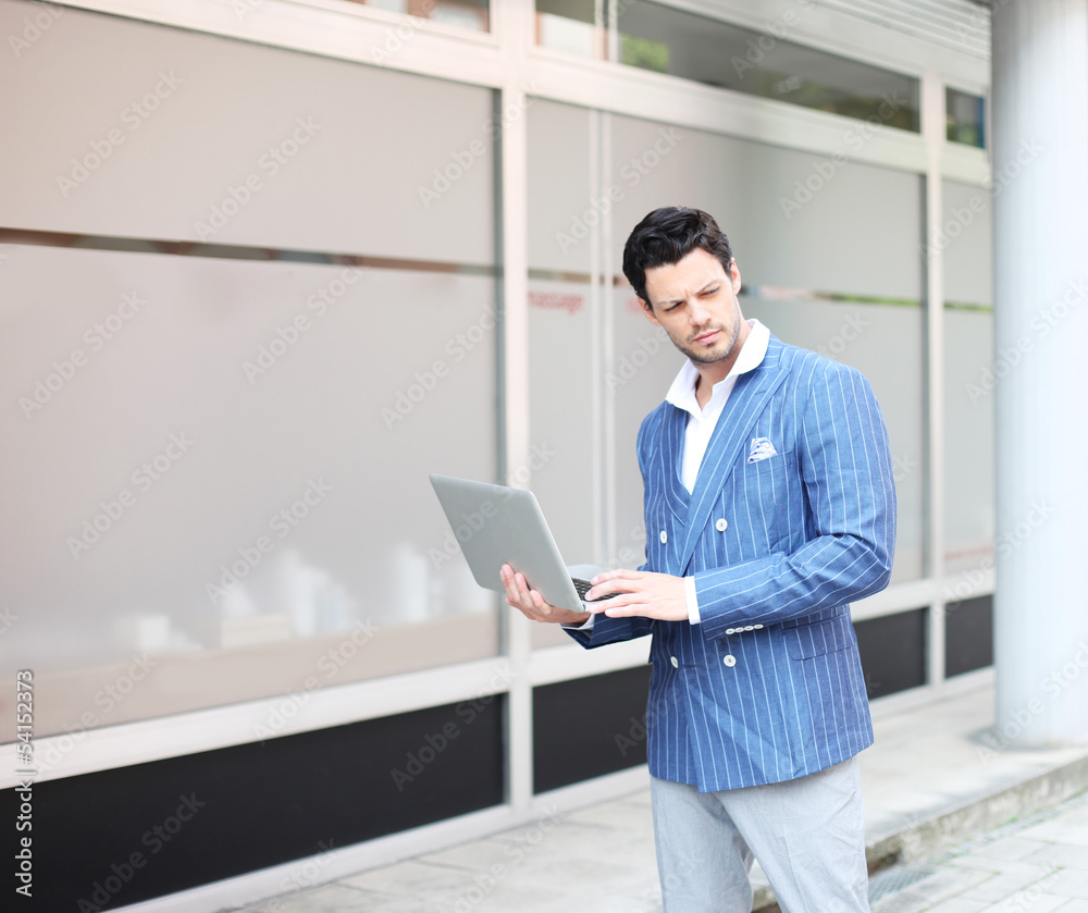 junger Geschäftsmann mit Laptop junger Geschäftsmann mit Laptop