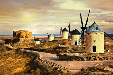 Sierkussen Foto van de dag Roze zonsondergang bij windmolens Consuegra  © Freesurf