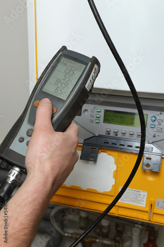 Bild auf Leinwand chauffagiste employant analyseur de gaz
