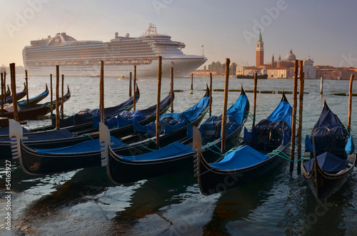 Arrival of a cruise ship to Venice © everest8848