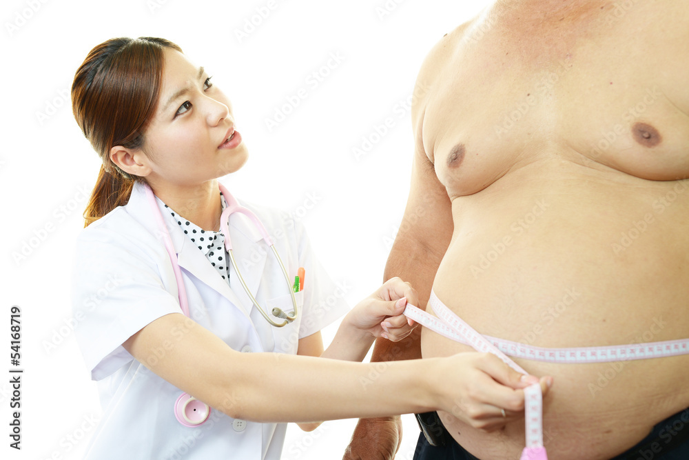 診療中の真剣な表情の医師 診療中の真剣な表情の医師
