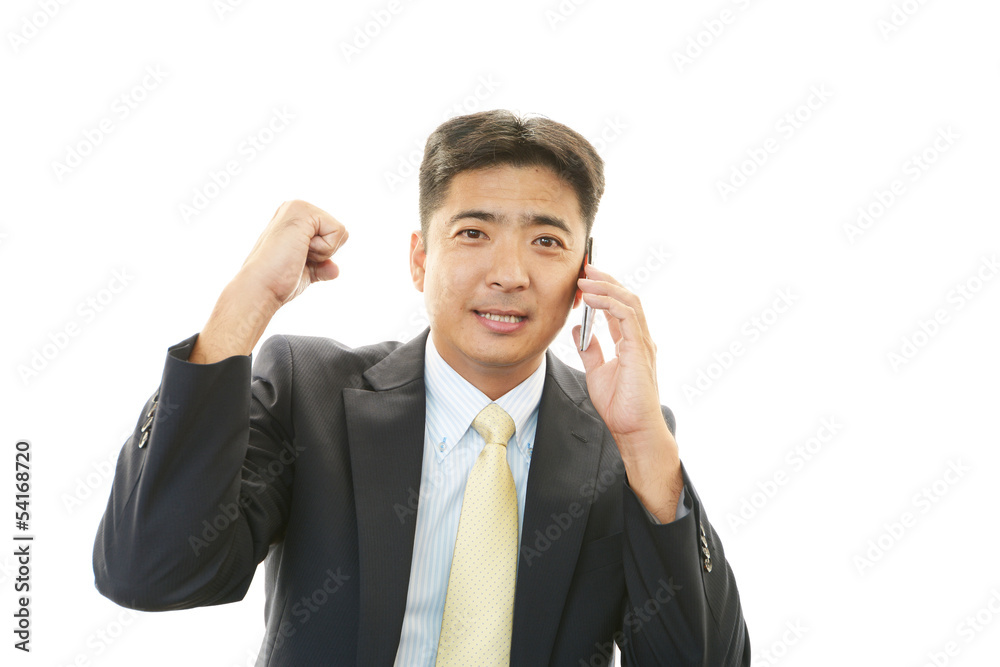 通話中の笑顔のビジネスマン 通話中の笑顔のビジネスマン