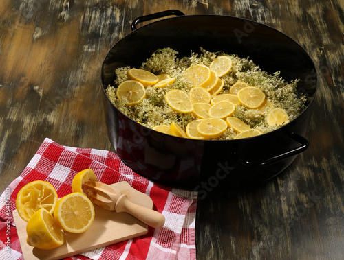 Quadro em tela Making the Elderflower cordial - second step