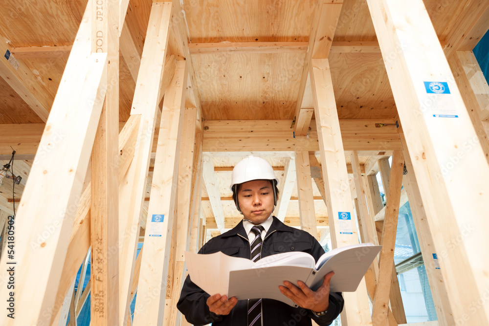 木造住宅の工事現場を確認する現場監督 木造住宅の工事現場を確認する現場監督