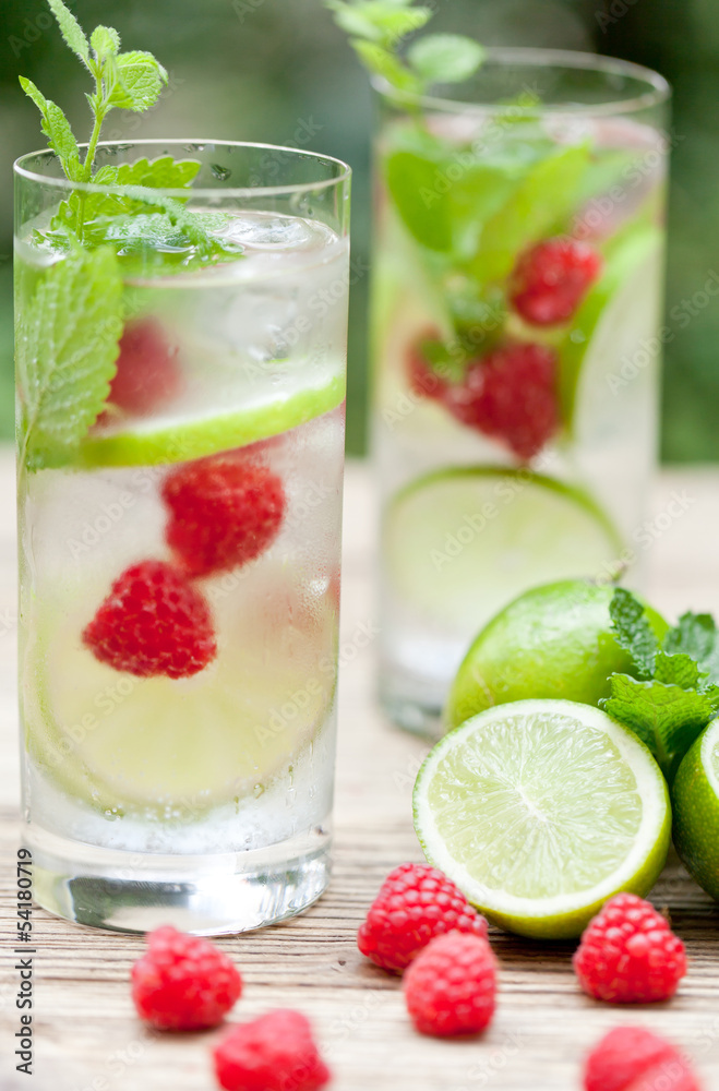 sommerliches erfrischungsgetränk limonade mit limette sommerliches erfrischungsgetränk limonade mit limette