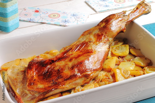 Paletilla de cordero con patatas al horno