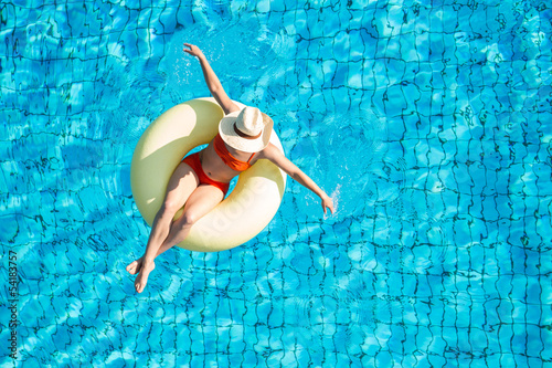 Junge Frau beim Sonnenbad im Pool