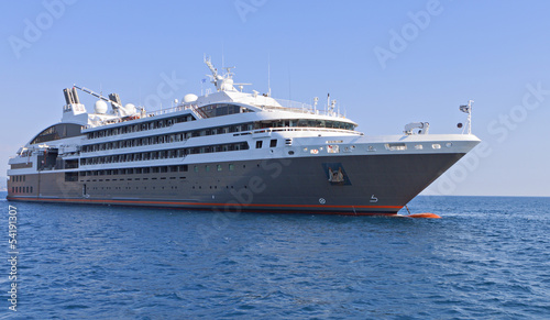 Cruiser anchored at Parga in Greece © Panos