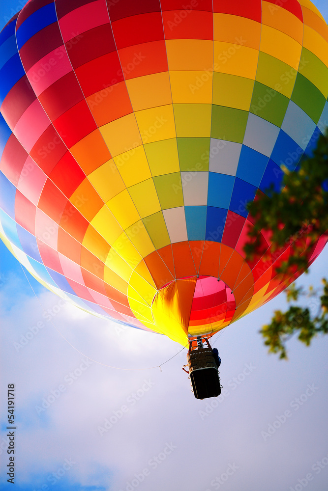 Fototapeta premium Raznouvetny balloon in clouds.