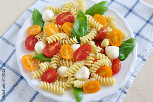 Pasta mit Tomaten, Basilikum und Mozzarella