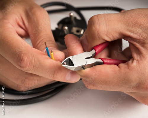 Wire cutter and hands