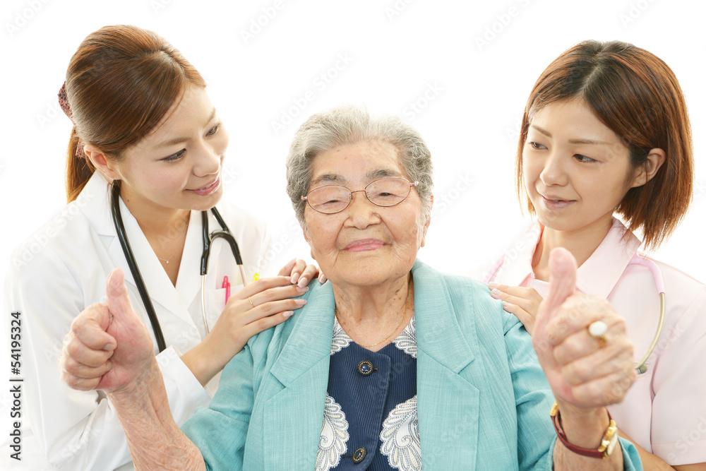 笑顔の高齢者と医療スタッフ