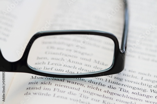 Brille mit Buch