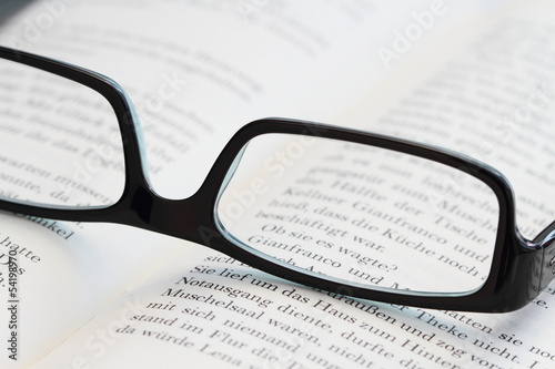 Brille mit einem offenen Buch