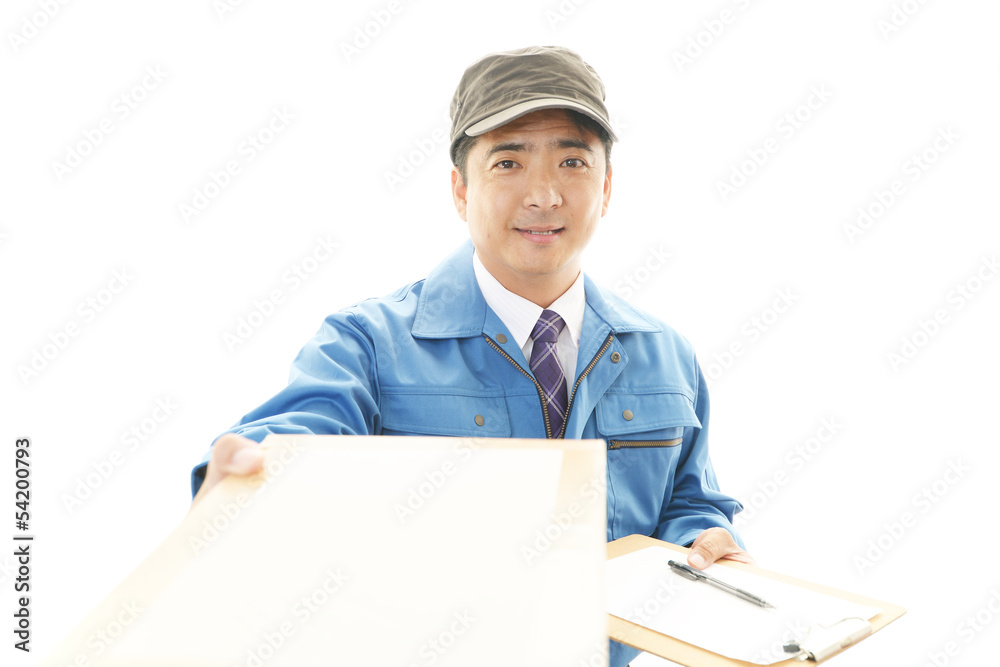 荷物を運ぶ笑顔の男性