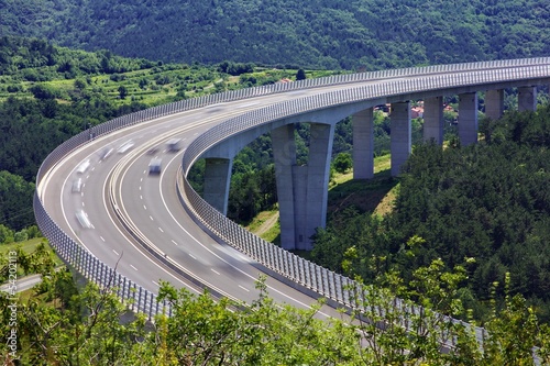 Cuadro en lienzo Fast traffic on the bridge of a slovenian highway