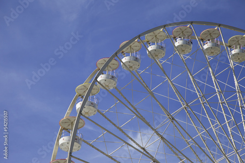 Riesenrad mit Gondeln auf einer Kirmes