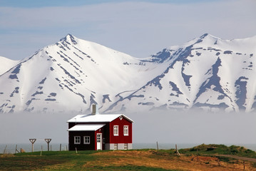 Fototapete Skandinavien Haus am Fjord von Island  © TTstudio