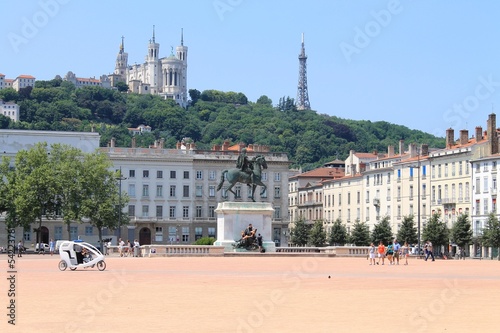 Place Bellecour et colline de Fourvière à Lyon