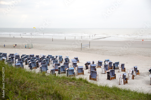 Strandkörbe am Sandstrand von Norderney, Deutschland photo