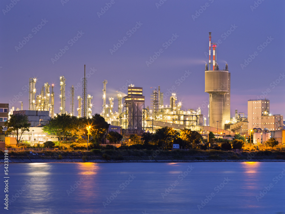 Obraz premium Raffinerie bei Nacht
