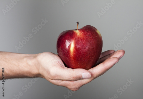 jabłko na męskiej dłoni