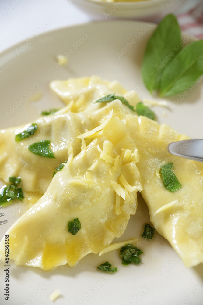 Nudelteigtaschen mit Salbei