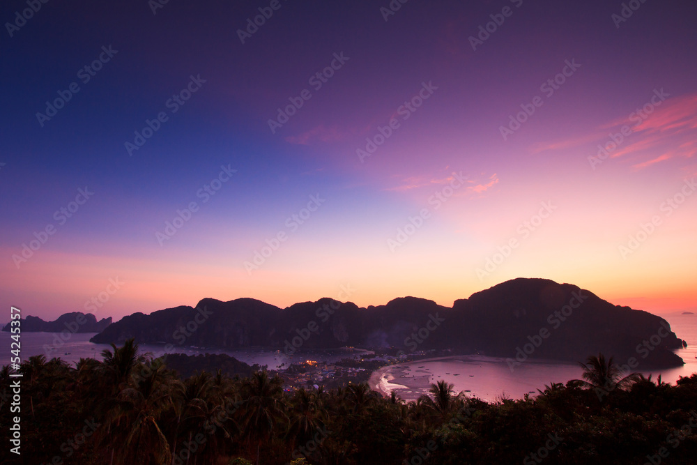 Naklejka premium Sunset at view point onPhi Phi Island of Thailand
