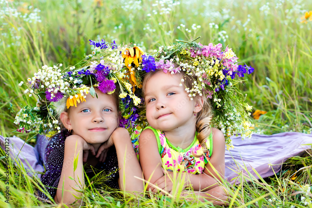 childrens-on-summer-nature-stock-foto-adobe-stock