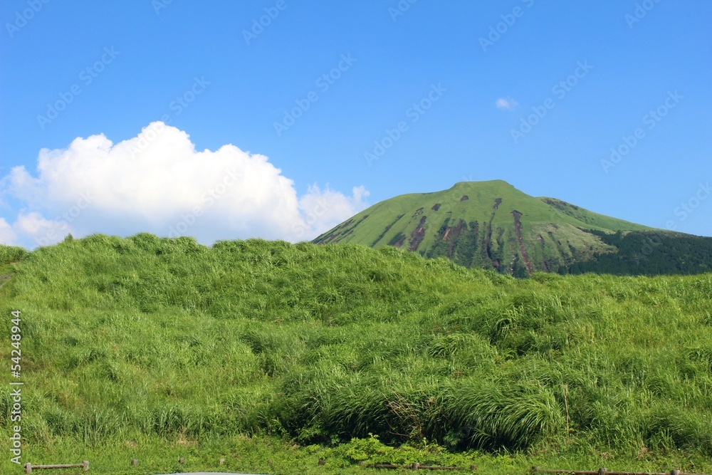 初夏の阿蘇 緑の杵島岳と草原 初夏の阿蘇 緑の杵島岳と草原