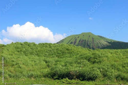 初夏の阿蘇 緑の杵島岳と草原