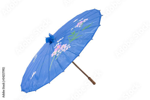 paraguas chino abierto aislado en blanco