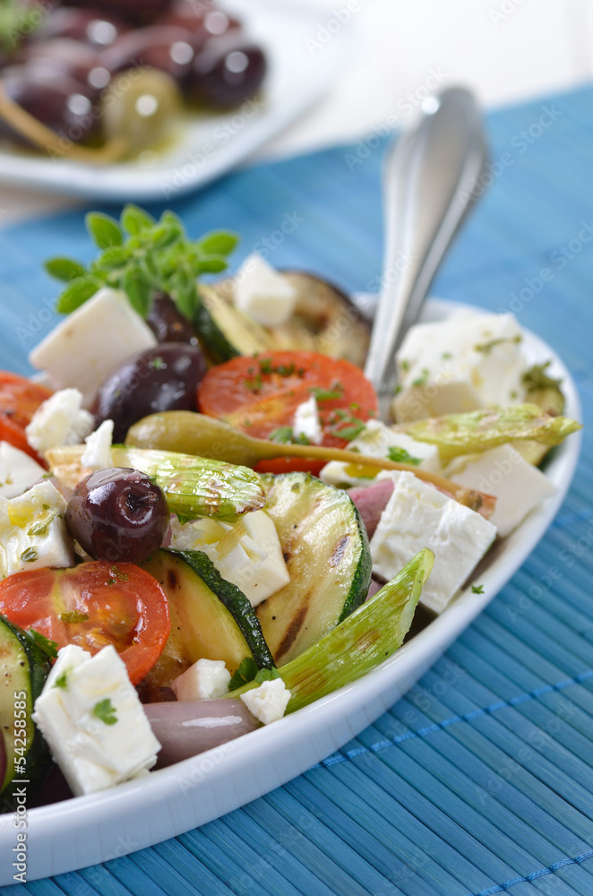 Griechische Gemüsebeilage mit Fetakäse Griechische Gemüsebeilage mit Fetakäse