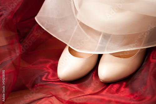 Wallpaper Mural Brautschuhe und Brautkleid auf rotem Stoff Torontodigital.ca