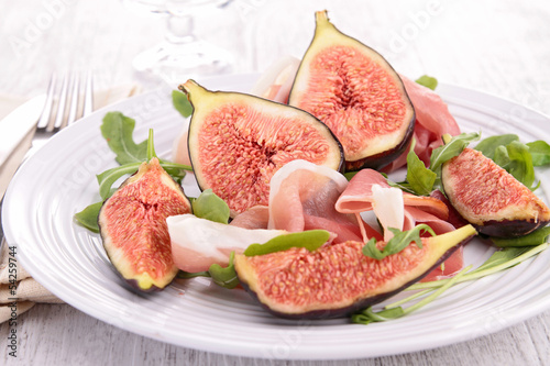 fresh appetizer with fig and ham