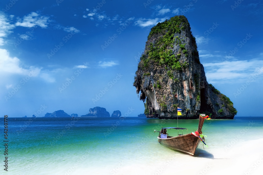 Naklejka premium Tajlandia plaża na tropikalnej wyspie. Podróżuj łodziami latem na morzu