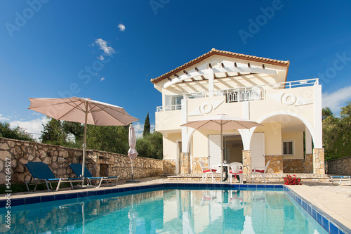 Luxurious villa with pool © Netfalls
