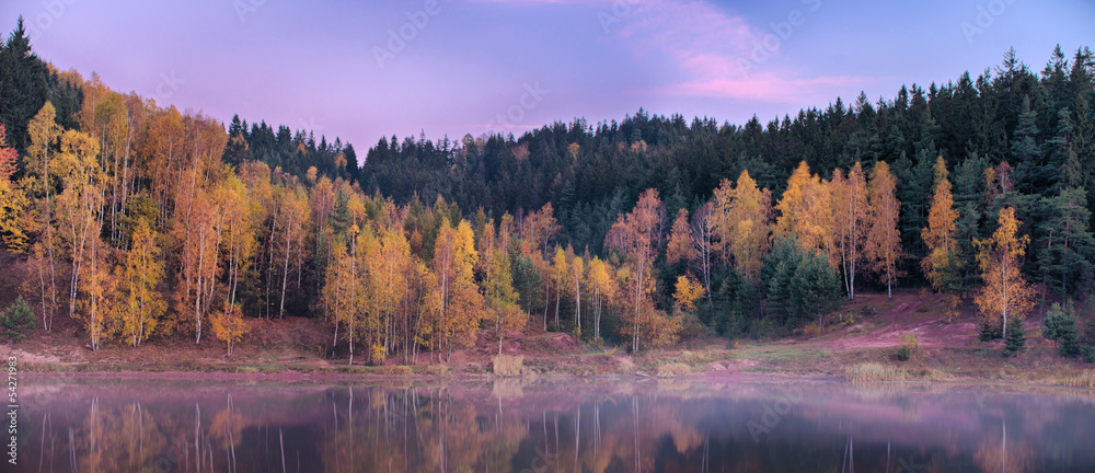 Fototapeta premium Shore during the autumn morning