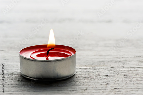Φωτογραφία Single burning red tealight candle