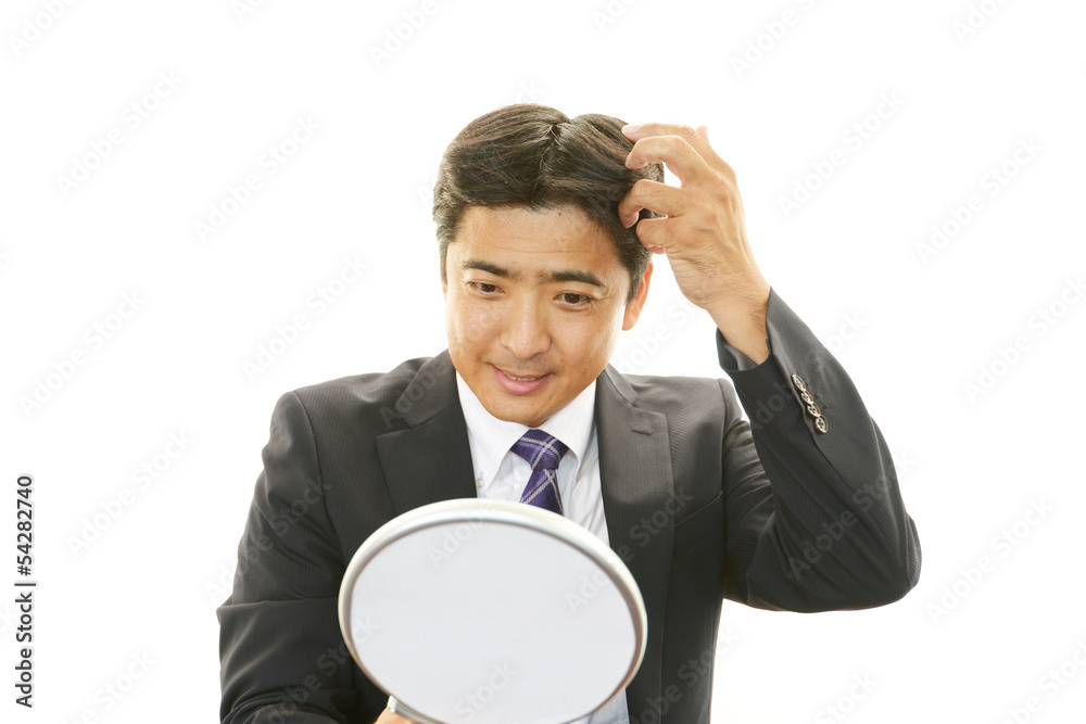 ヘアーセットをするビジネスマン ヘアーセットをするビジネスマン