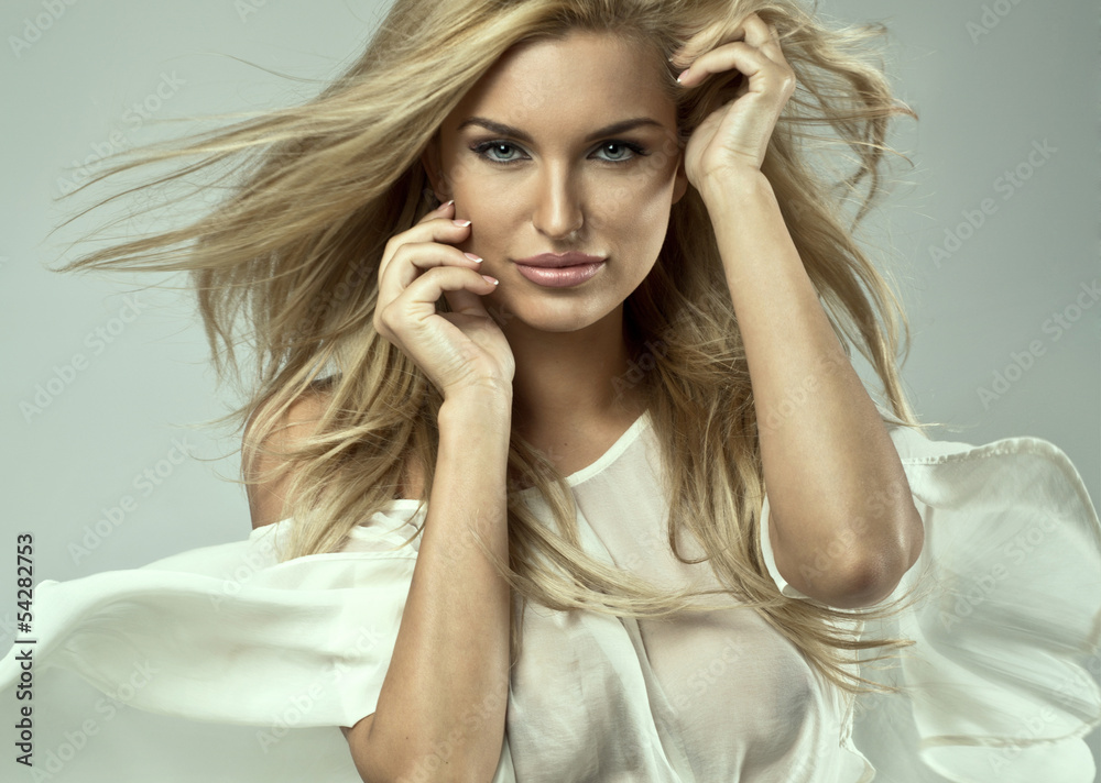 Naklejka premium Dynamic portrait of a beautiful blond woman