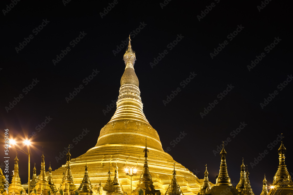 Fototapeta premium Shwedagon pagoda in Yangon, Burma (Myanmar) at night