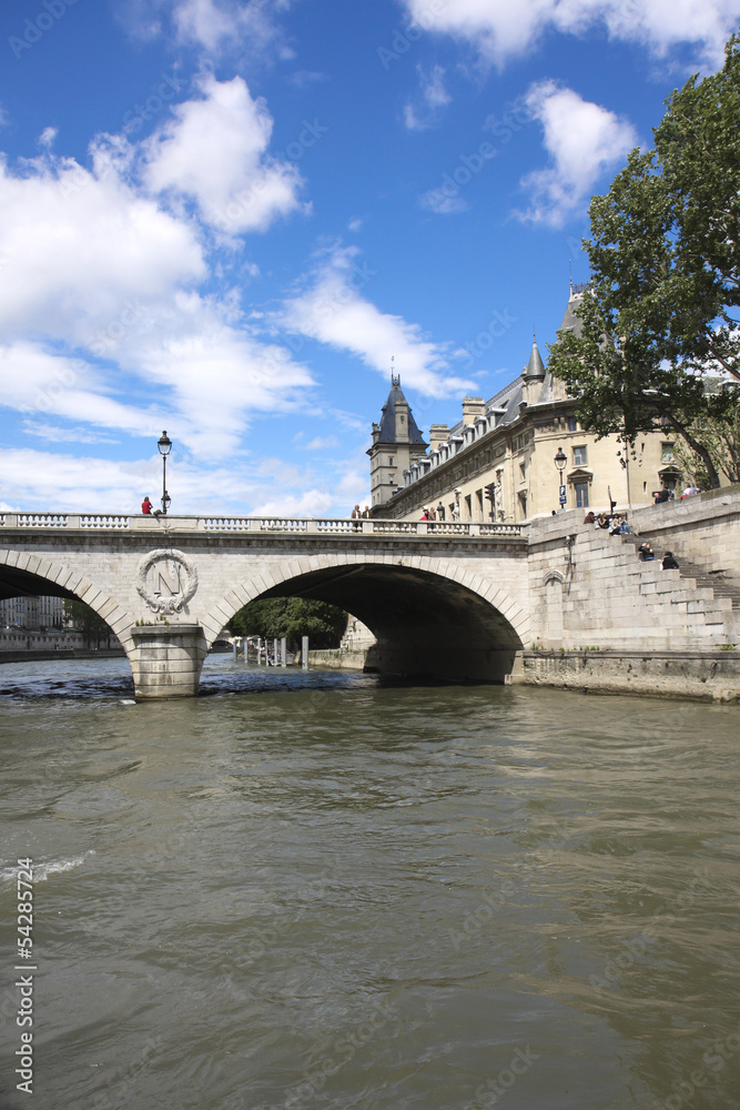 世界遺産パリのセーヌ河岸の眺め。遊覧船より