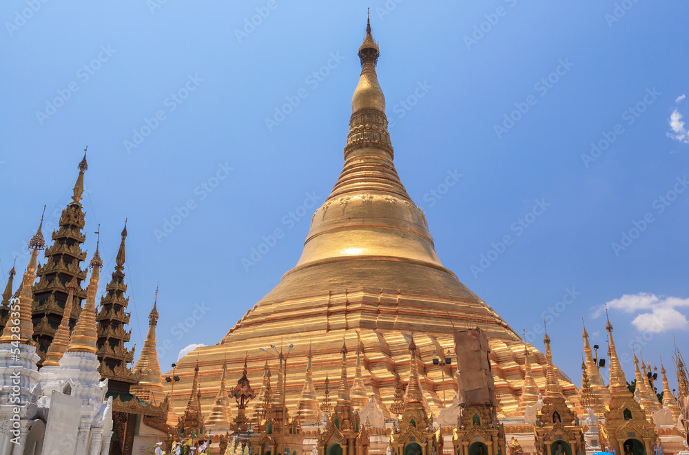 Fototapeta premium Shwedagon pagoda in Yangon, Burma (Myanmar)