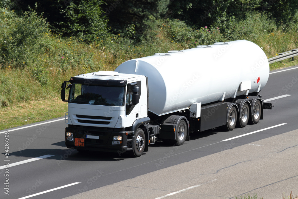 ein neuer Tanklastzug Stock Photo | Adobe Stock