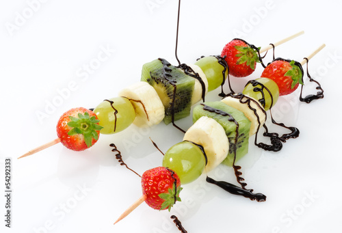 Spiedini di frutta con cioccolato fuso photo