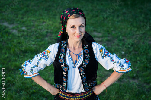 Canvas Print Young beautiful singer posing in traditional costume, romanian f