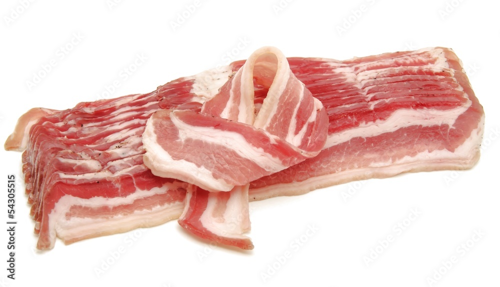 Lonchas de bacon sobre fondo blanco