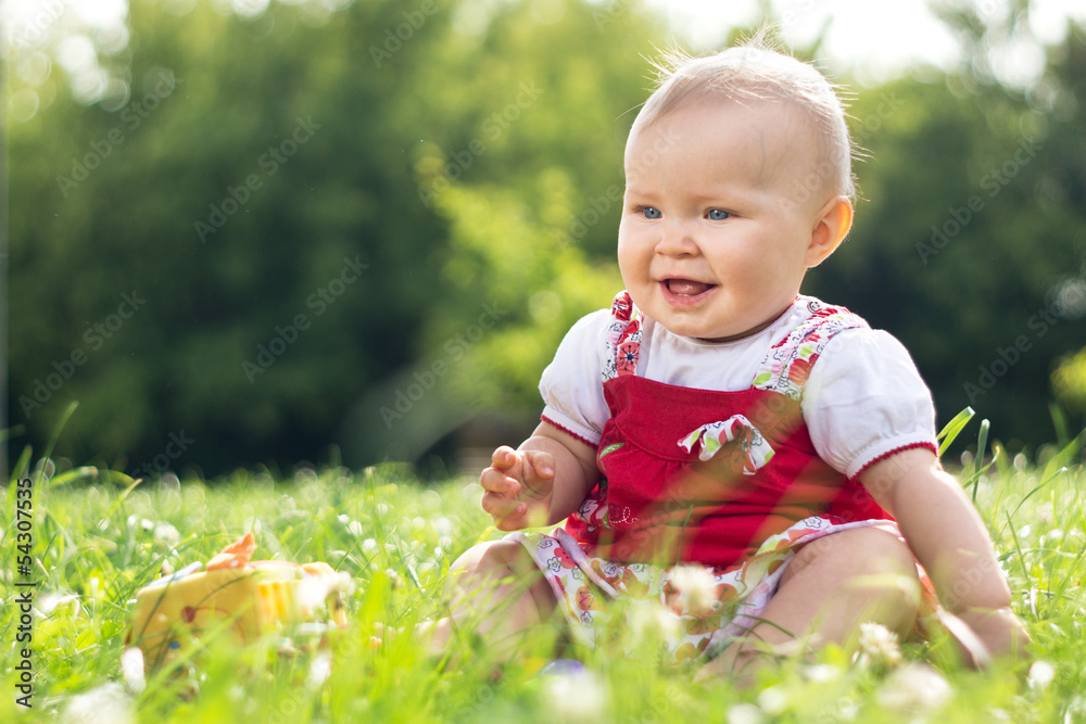 sitzendes Baby in der Wiese