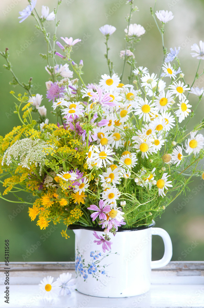 Sommerlicher Blumenstrauß am Fenster Sommerlicher Blumenstrauß am Fenster